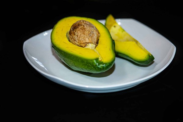 Quelle est la meilleure façon de préparer des avocats grillés pour une entrée originale ?
