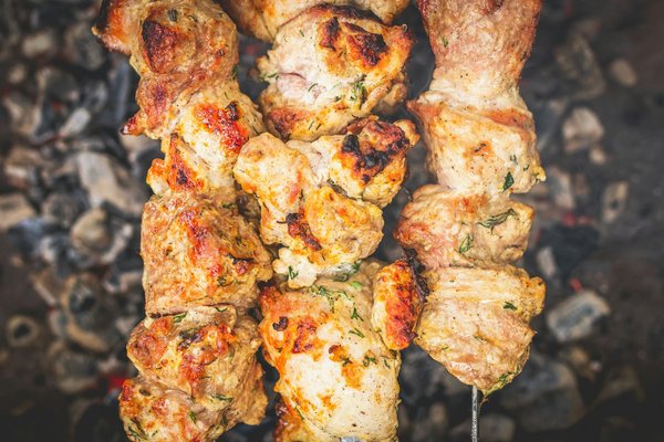 Comment préparer des brochettes de poulet marinées au yaourt et épices?